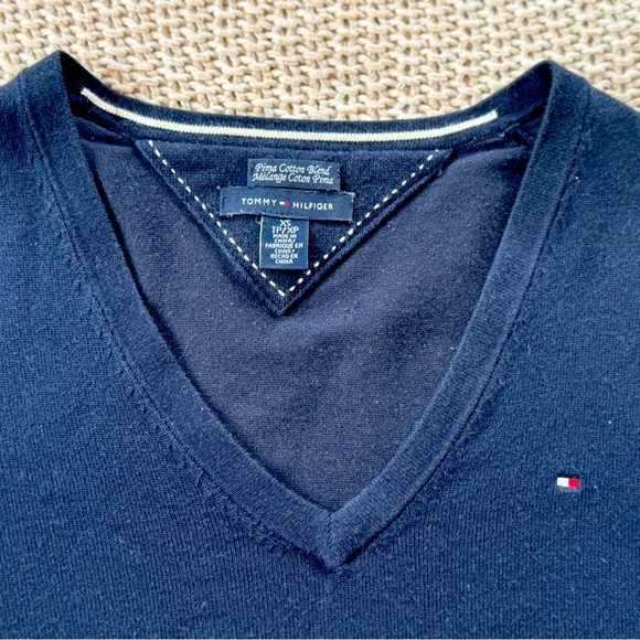 Tommy Hilfiger women’s Signature Long Sleeve V-Neck Solid Sweater - Picture 3 of 3